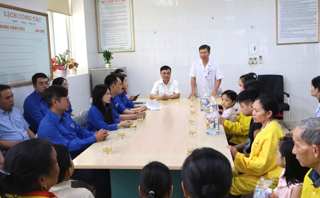Chi đoàn Kiểm toán nhà nước khu vực XI mang Tết Trung thu đến với các bệnh nhân nhi Thanh Hóa